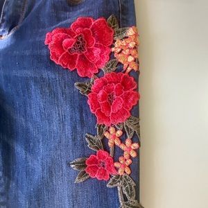 New Velvet Heart Floral Embroidered Jeans Size 25 XS